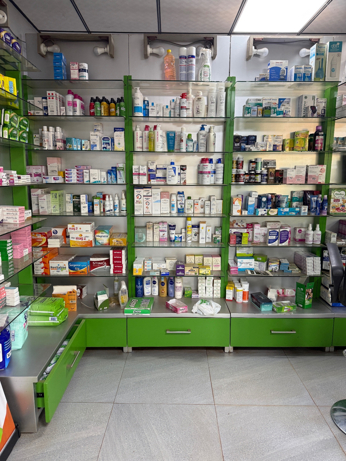 Rayons cosmétique, parapharmacie et soins de la Pharmacie Le Faguibine
