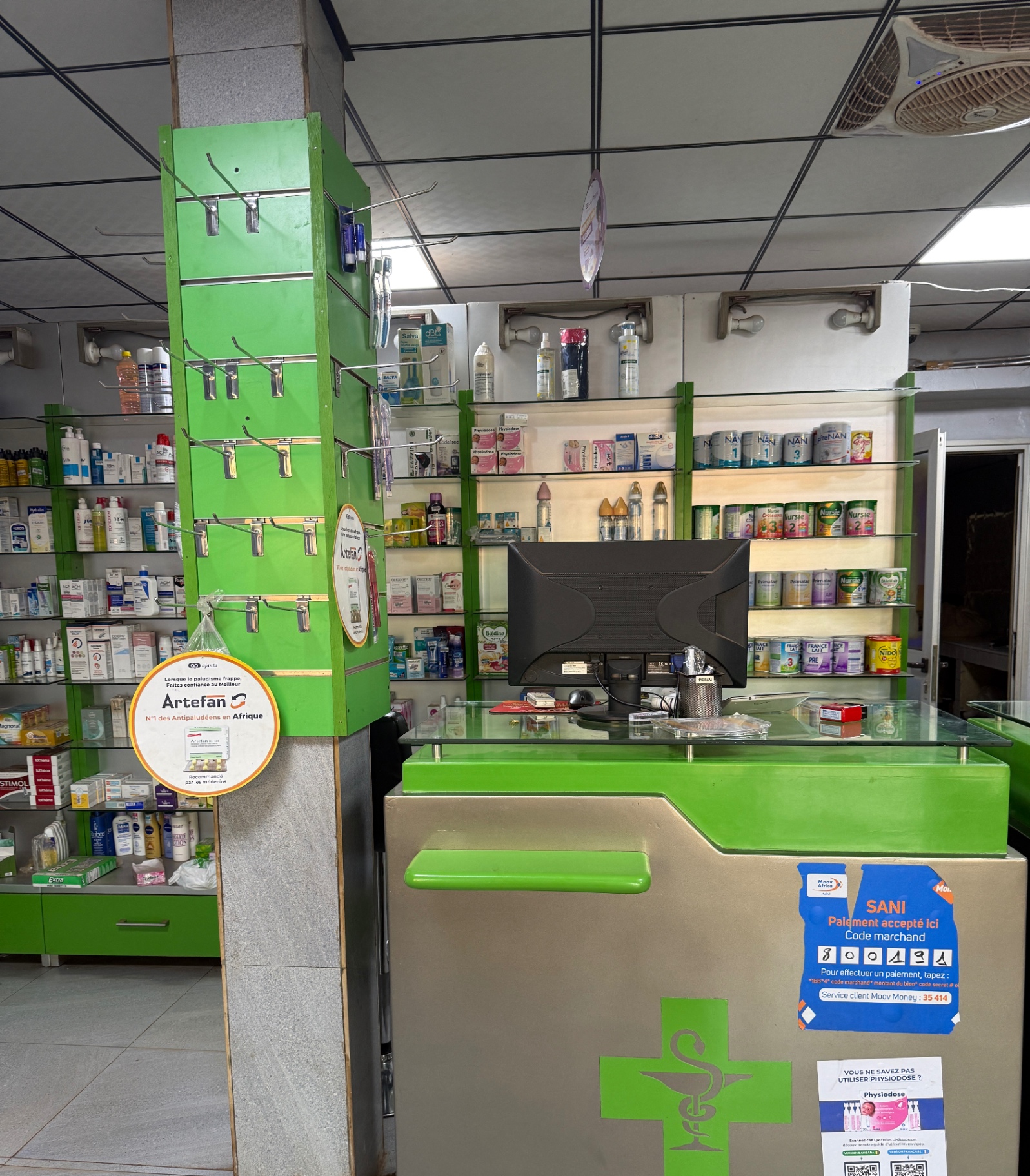 Espace bébé et comptoir d'accueil de la Pharmacie Le Faguibine